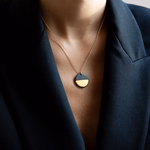 Collier en grès noir et or Calypso
